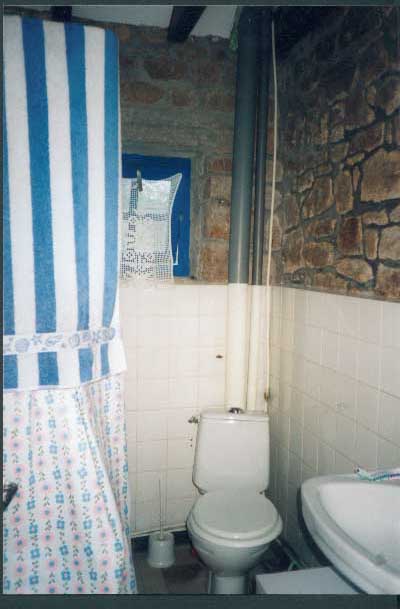 salle de bains (baignoire) lavabo toiletes bas